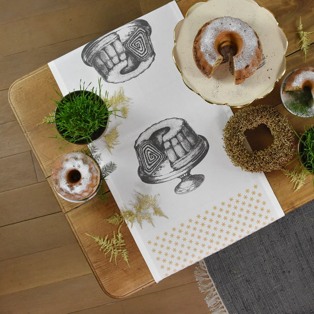 Handmade Queen Potica table runner from Slovenska Kuhinja, hand-printed organic cotton with festive Potica and red star design for Slovenian kitchen décor.