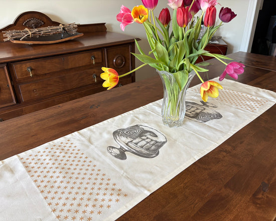 Handmade Queen Potica table runner from Slovenska Kuhinja, hand-printed organic cotton with festive Potica and red star design for Slovenian kitchen décor.