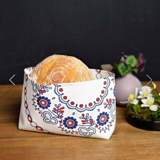 Handmade Slovenian festive bread basket from the Slovenska Kuhinja Collection, crafted in Slovenia, traditional design for serving bread, rolls, and pastries at family and holiday gatherings.